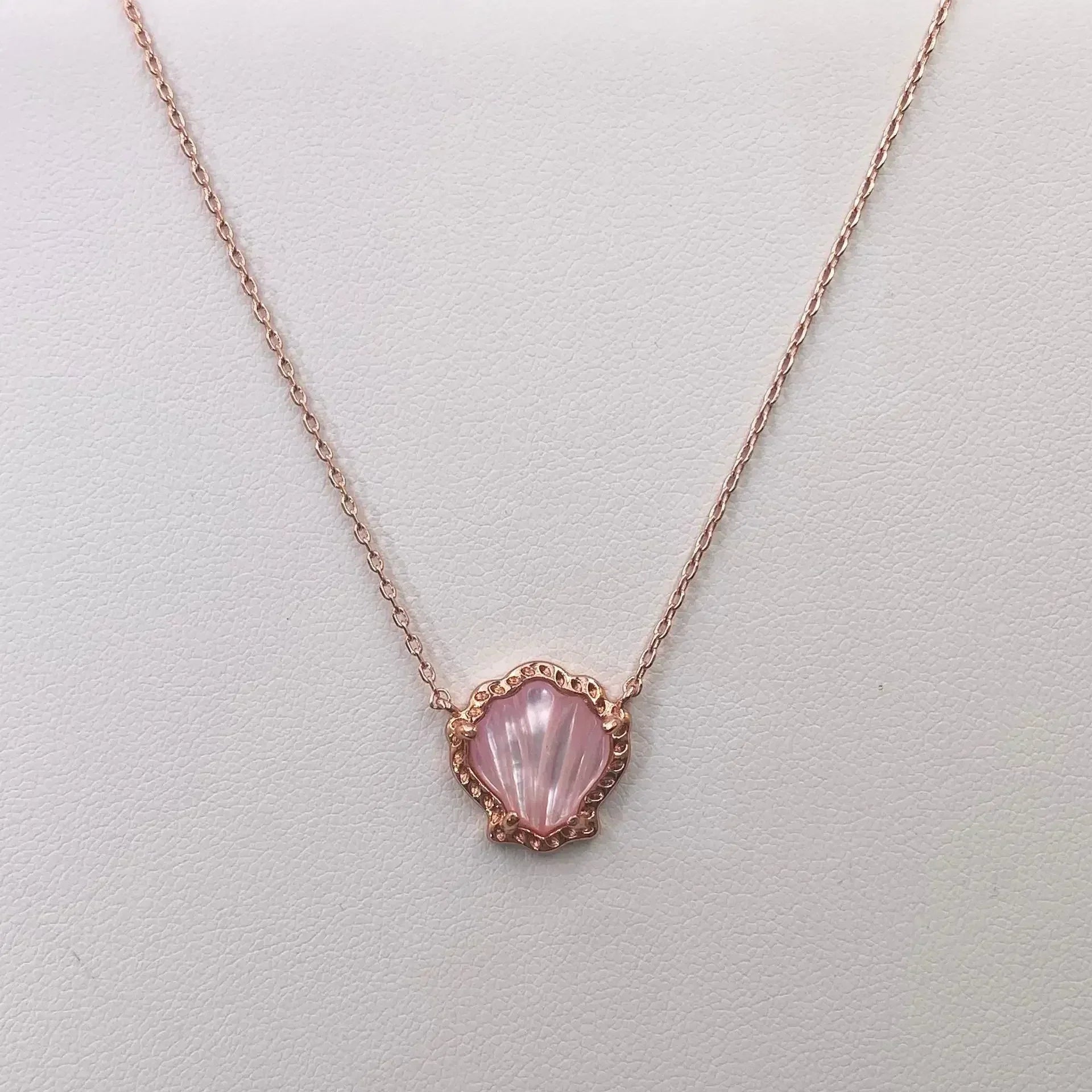 Shell-shaped Short Pendant Necklace