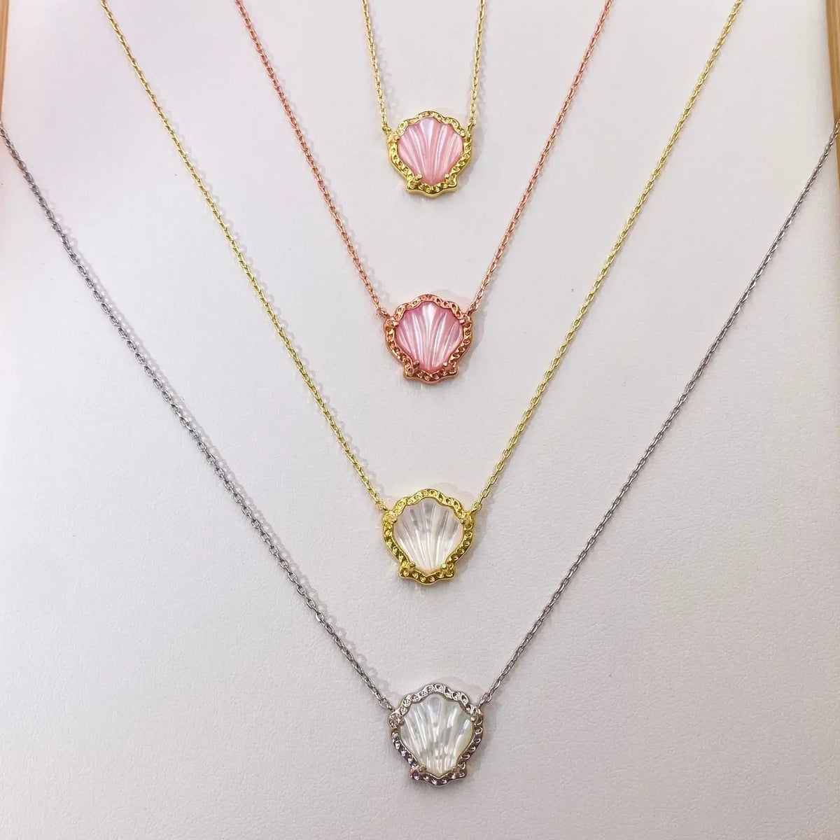 Shell-shaped Short Pendant Necklace