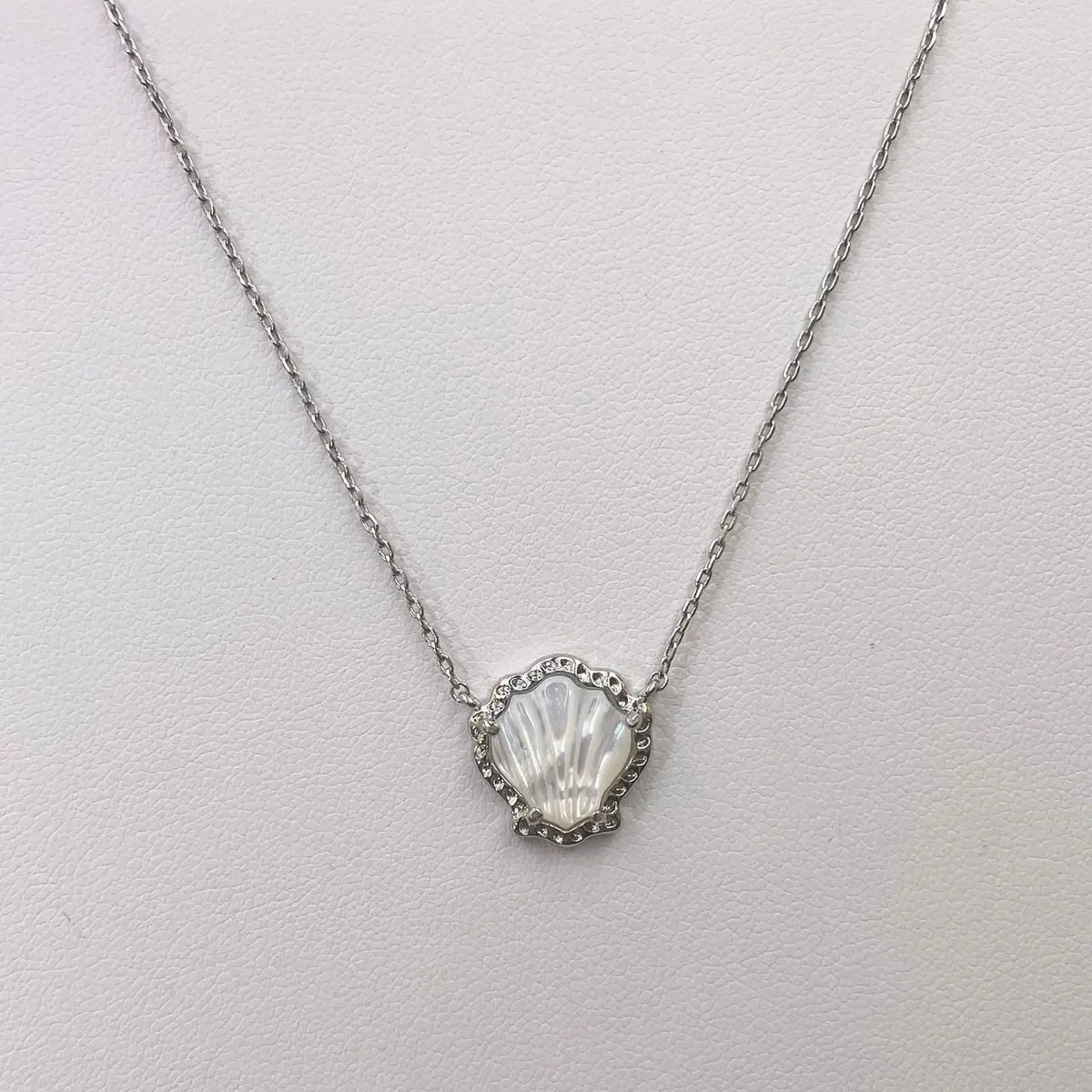 Shell-shaped Short Pendant Necklace