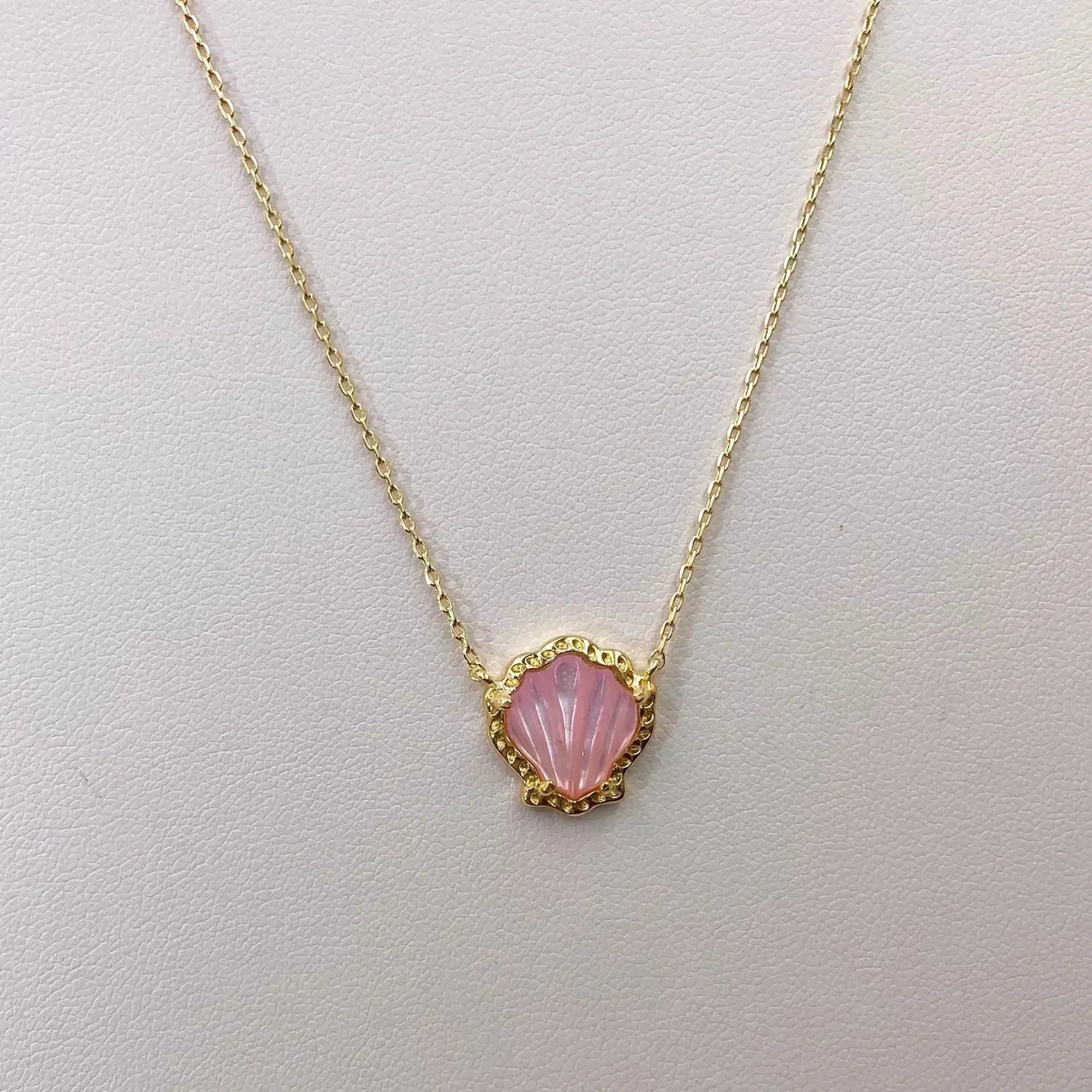 Shell-shaped Short Pendant Necklace