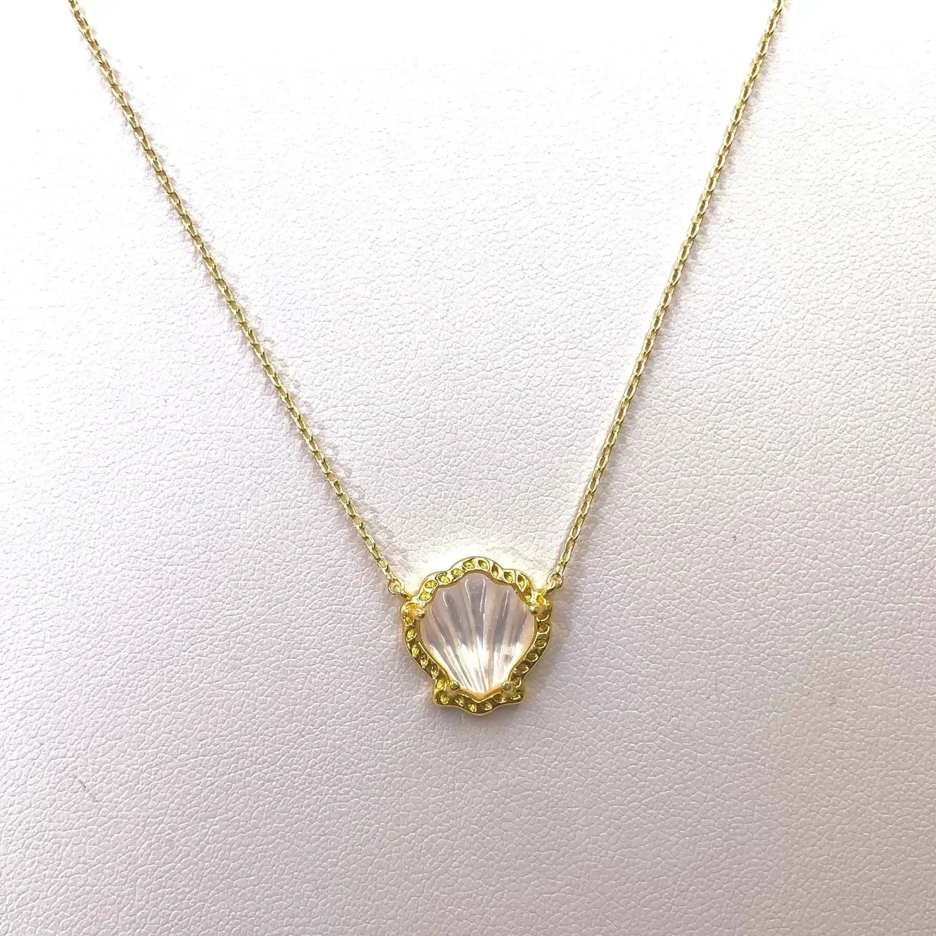 Shell-shaped Short Pendant Necklace